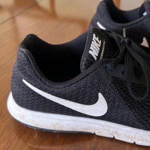Nike flex black and white